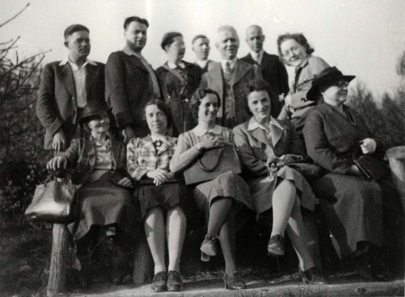 Wanderung von Mitgliedern der Widerstandsgruppe um Georg Buch (stehend, ganz l.) zum Ausflugslokal Hubertushütte am 1. Mai 1940